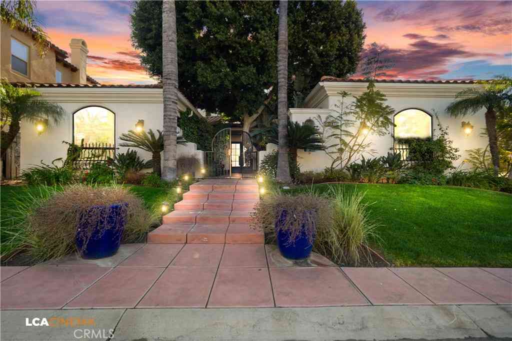 Homes For Sale - 15001 Colonia De Las Rosas<br/> Bakersfield, CA 93306