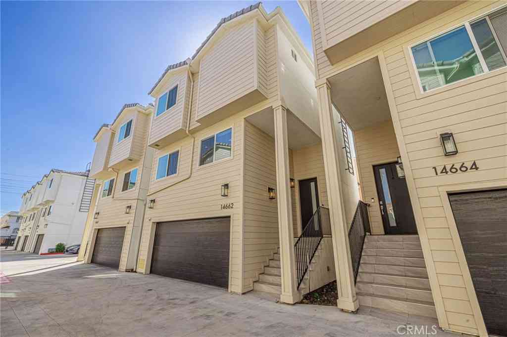 Homes For Sale - 14662 W Sara Lane<br/> Panorama City, CA 91402