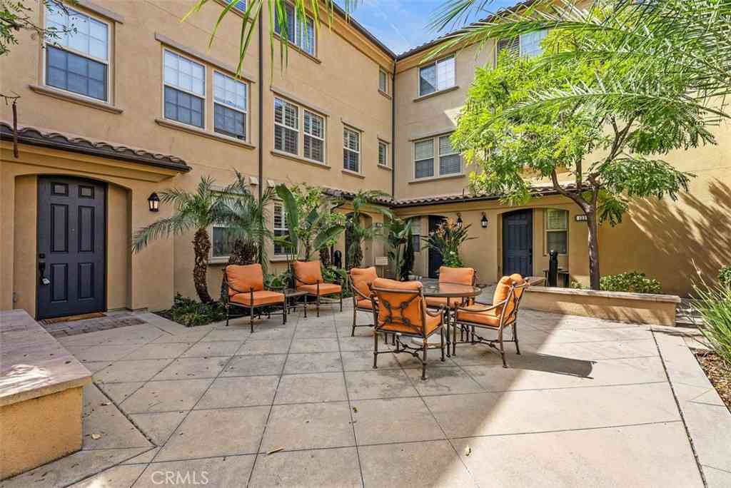 Townhouse For Sale - 117 Silverado<br/> Irvine, CA 92618