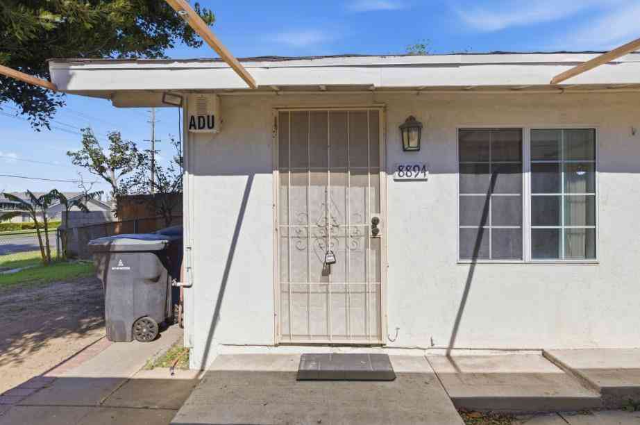 Homes For Rent - 8894 Indiana Avenue<br/> Riverside, CA 92503