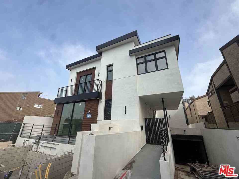 Condo For Rent - 3846 Bentley Avenue #UNIT 3<br/> Culver City, CA 90232