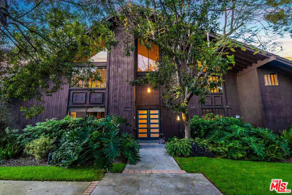 Townhouse For Rent - 4635 Clybourn Avenue<br/> Toluca Lake, CA 91602