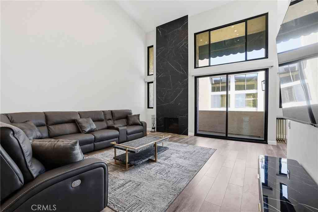 Condo For Sale - 5310 Zelzah Avenue #302<br/> Encino, CA 91316