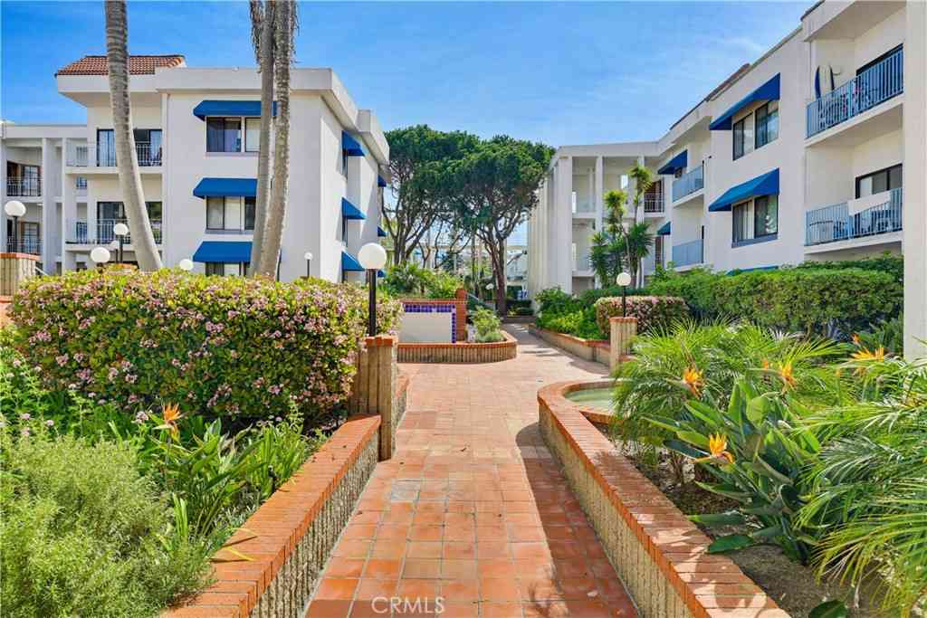 Condo For Rent - 8328 Regents Road #1F<br/> San Diego, CA 92122