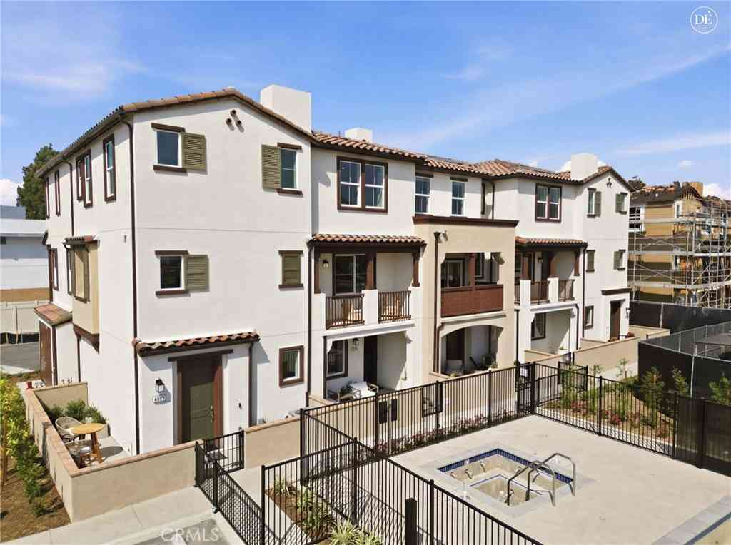 Townhouse For Sale - 6651 Via Vista<br/> Pico Rivera, CA 90660