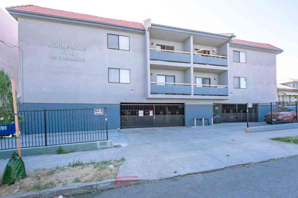 Condo For Rent - 955 S Normandie Avenue #103<br/> Los Angeles, CA 90006