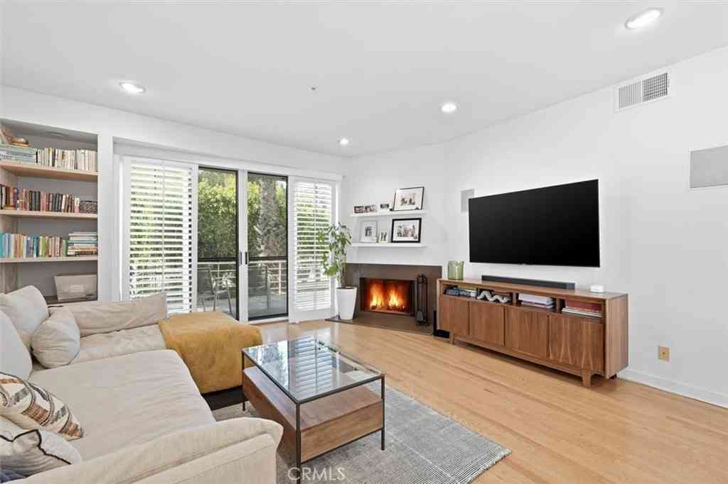 Condo For Sale - 943 14th Street #101<br/> Santa Monica, CA 90403