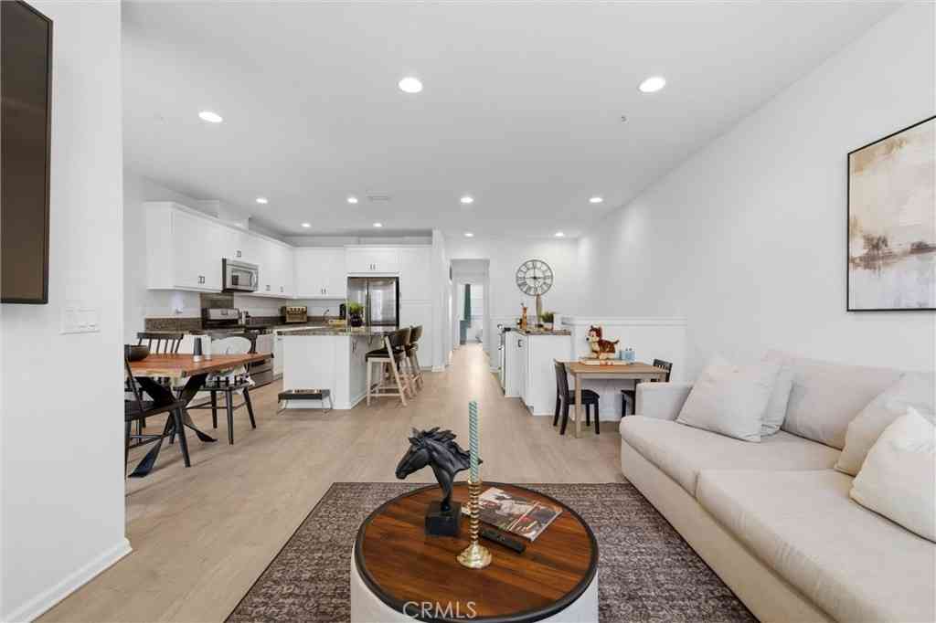 Townhouse For Sale - 406 El Paseo<br/> Lake Forest, CA 92610