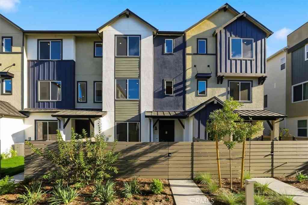 Townhouse For Sale - 27317 Bear Creek Lane<br/> Valencia, CA 91381