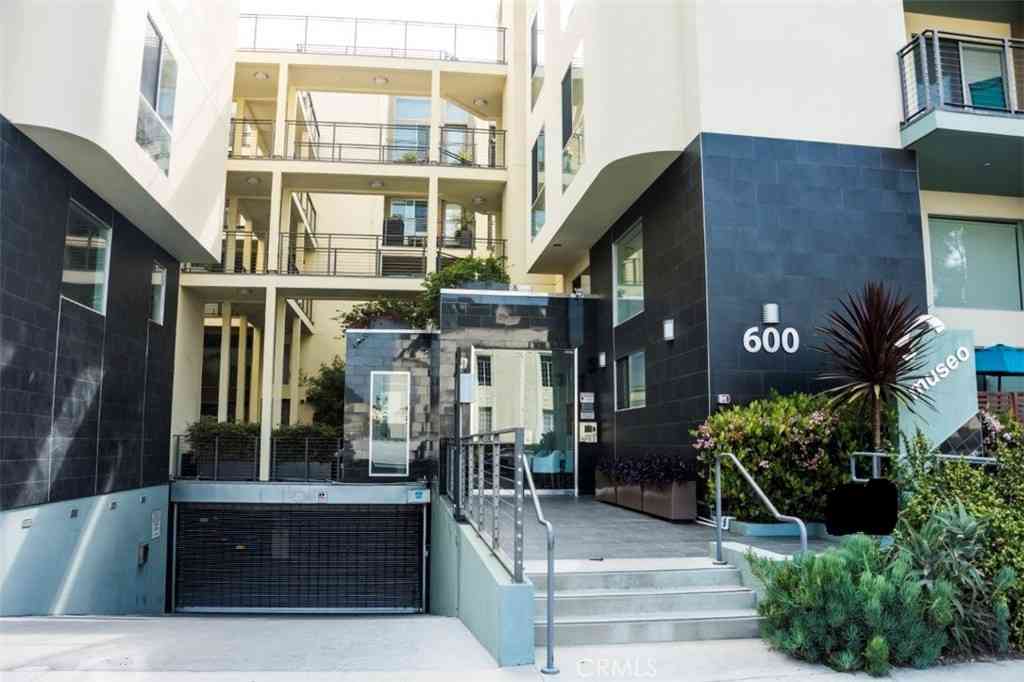 Condo For Rent - 600 S Ridgeley<br/> Los Angeles, CA 90036