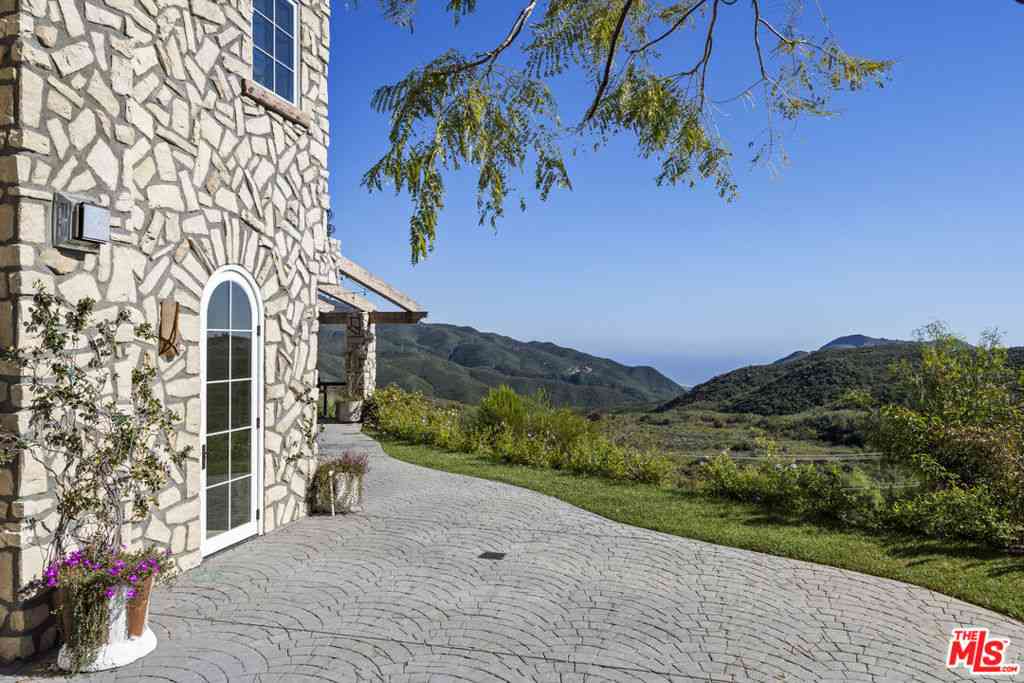 Homes For Sale - 33239 Mulholland Highway<br/> Malibu, CA 90265