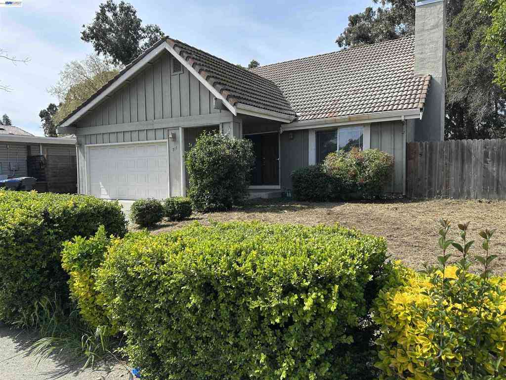 Homes For Sale - 717 Whispering Bay Ln<br/> Suisun City, CA 94585