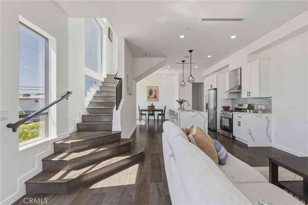 Homes For Sale - 1301 Tamarind Avenue<br/> Los Angeles County, Hollywood, CA 90028