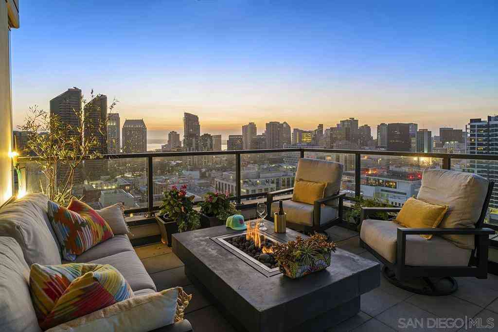 Condo For Sale - 325 7th Avenue #2104<br/> San Diego, CA 92101