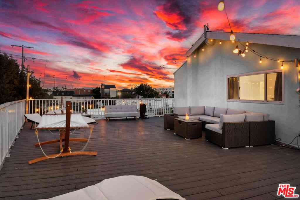 Homes For Sale - 3115 Strongs Drive<br/> Venice, CA 90292