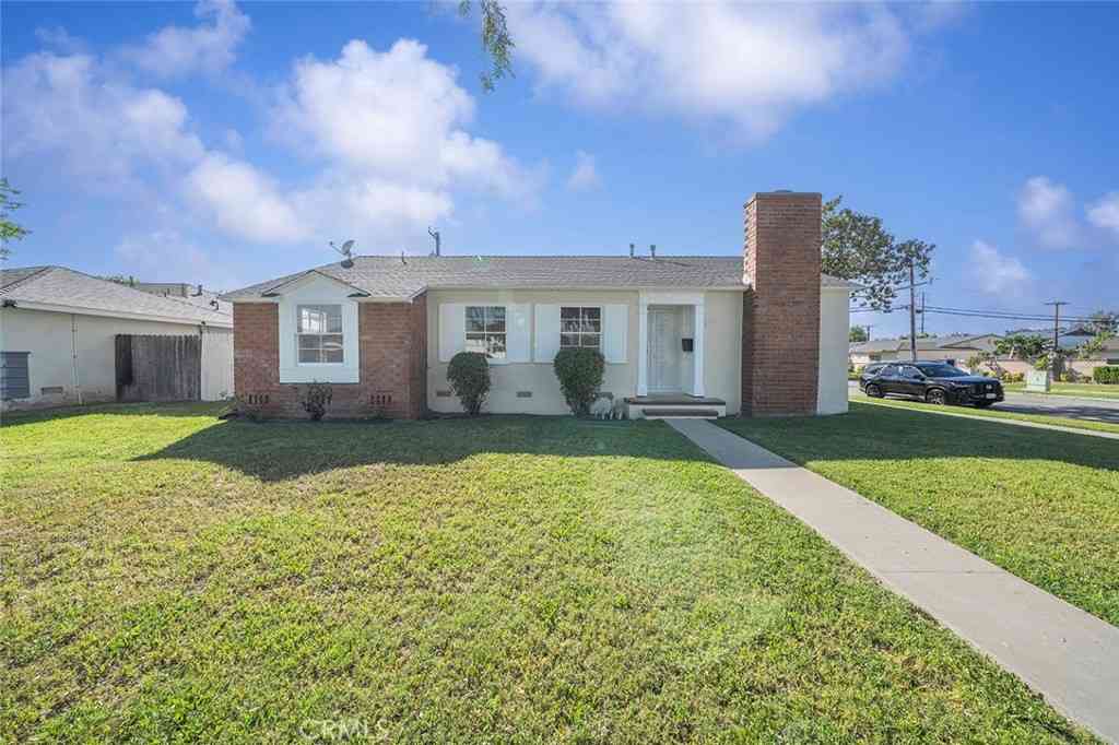 Homes For Sale - 401 S Basque<br/> Fullerton, CA 92833