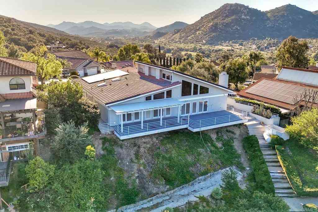 Homes For Sale - 15663 Vista Vicente Drive<br/> Ramona, CA 92065