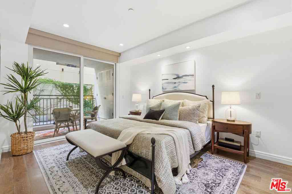 Condo For Sale - 441 S Barrington Avenue #105<br/> Los Angeles, CA 90049