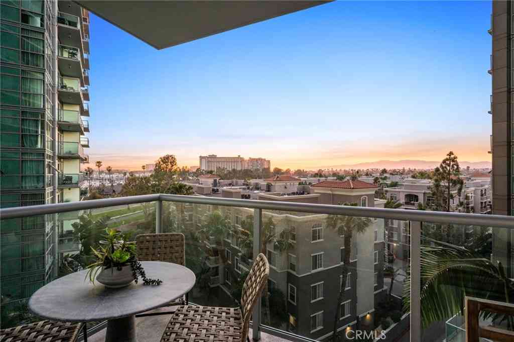 Condo For Sale - 13700 Marina Pointe #611<br/> Marina Del Rey, CA 90292