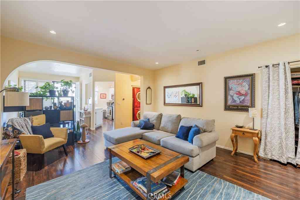 Condo For Sale - 7211 Cozycroft #32<br/> Winnetka, CA 91306