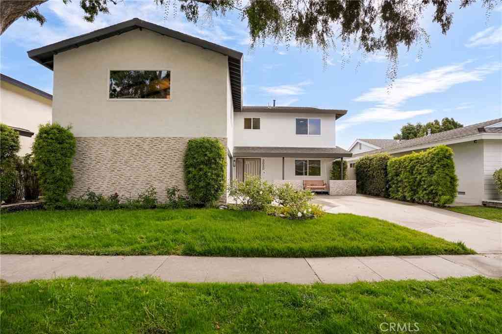 Homes For Sale - 3050 Arlotte Avenue<br/> Long Beach, CA 90808