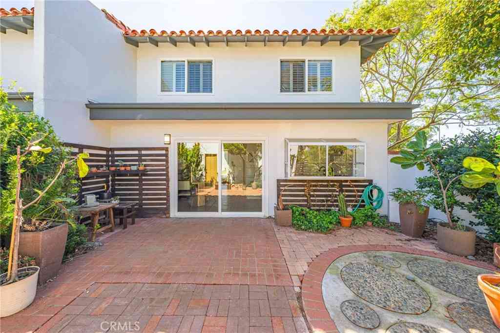 Homes For Sale - 2214 Vista Hogar<br/> Newport Beach, CA 92660