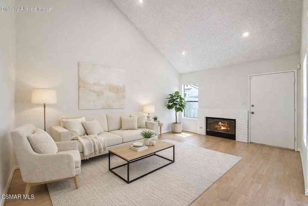Townhouse For Sale - 925 Via Colinas<br/> Ventura County, Westlake Village, CA 91362