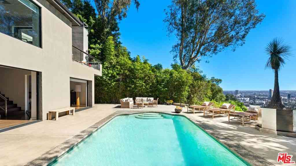 Homes For Sale - 8540 Hedges Way<br/> Los Angeles, CA 90069