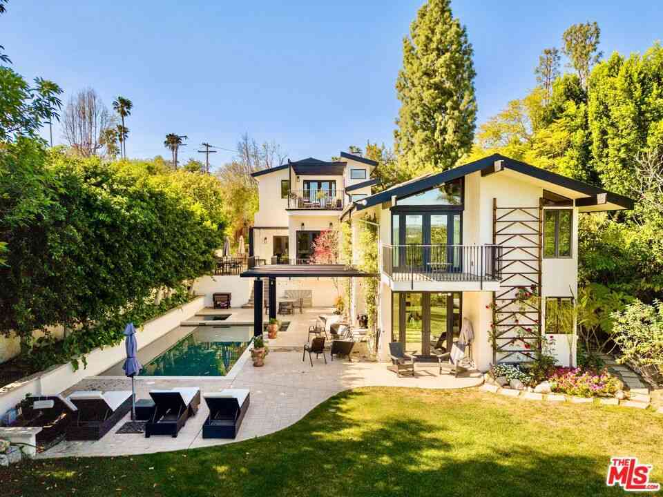 Homes For Sale - 16820 Oak View Drive<br/> Encino, CA 91436