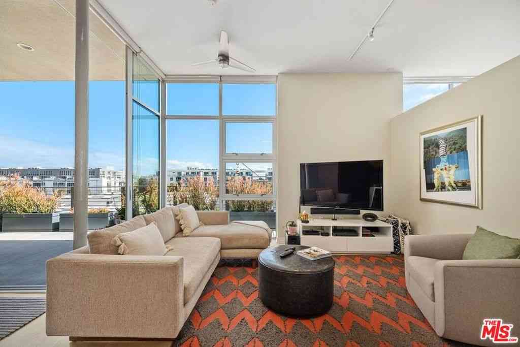 Condo For Rent - 4080 Glencoe Avenue #420<br/> Marina Del Rey, CA 90292