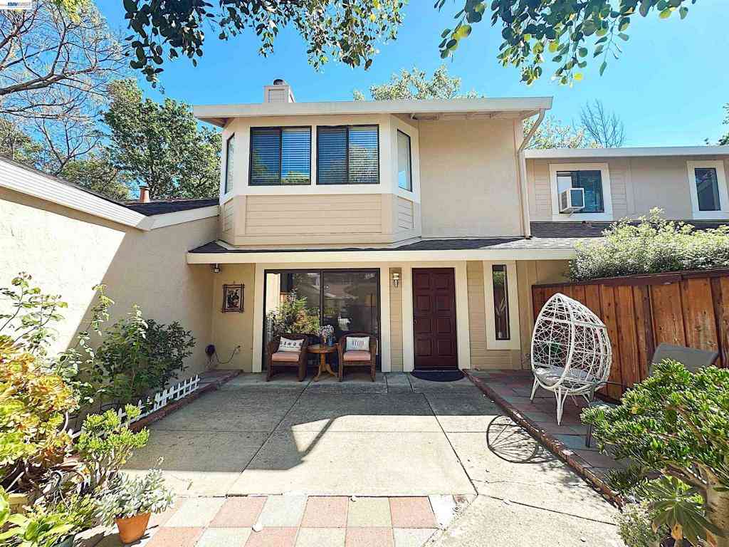 Townhouse For Sale - 7642 Arbor Creek Circle<br/> Dublin, CA 94568