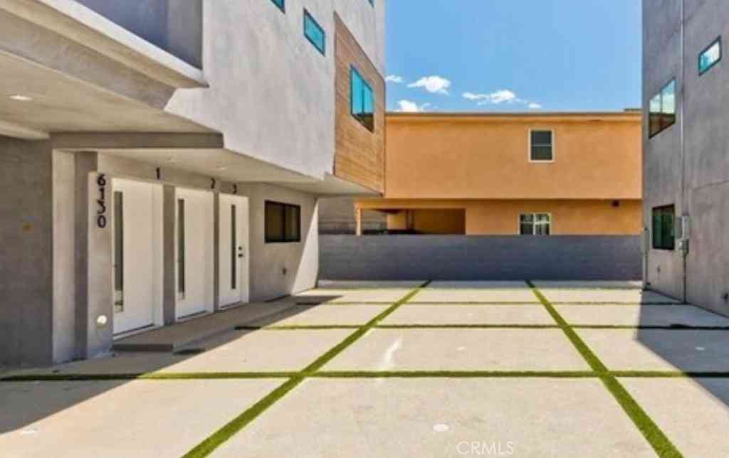 Condo For Rent - 6130 Hazeltine #3<br/> Van Nuys, CA 91401