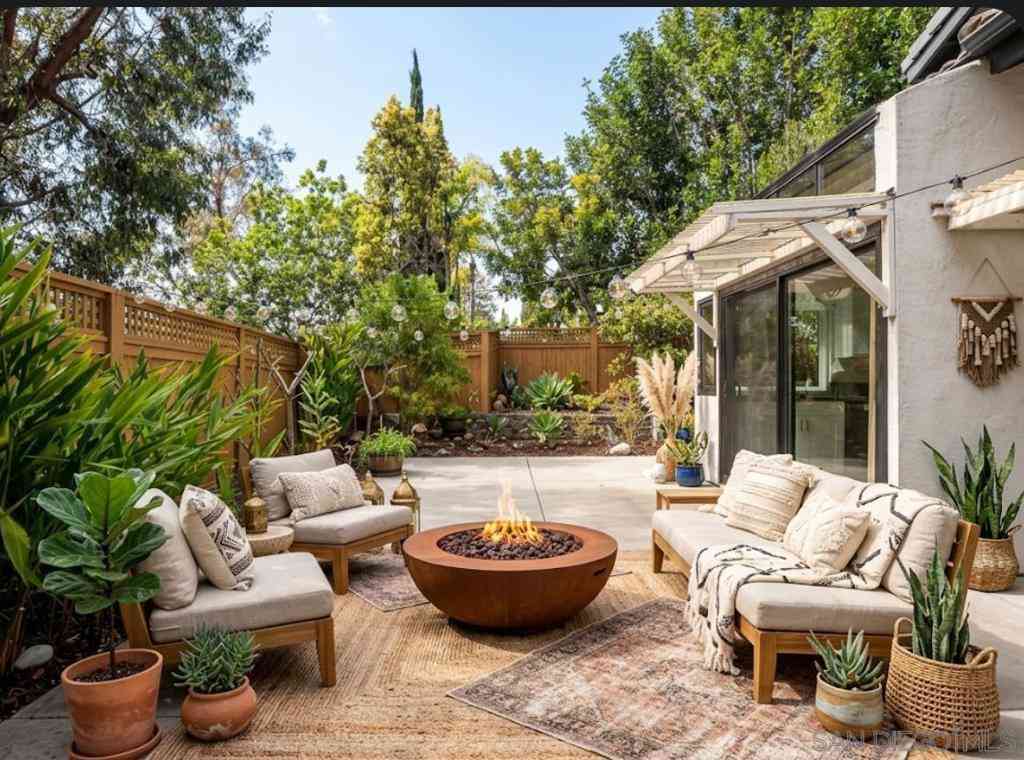 Townhouse For Sale - 6370 Caminito Del Cervato<br/> San Diego, CA 92111