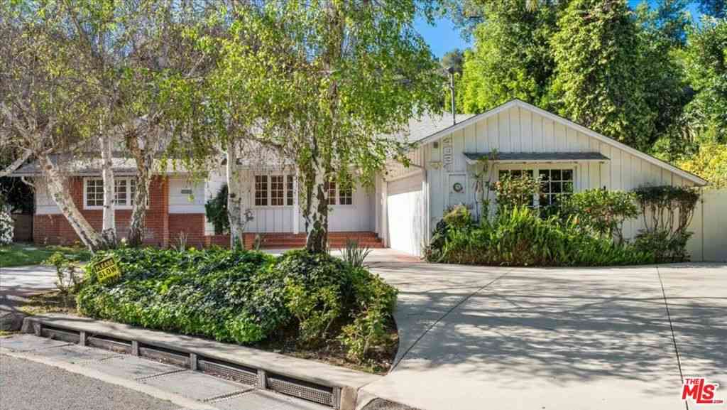 Homes For Rent - 4031 Hollyline Avenue<br/> Sherman Oaks, CA 91423