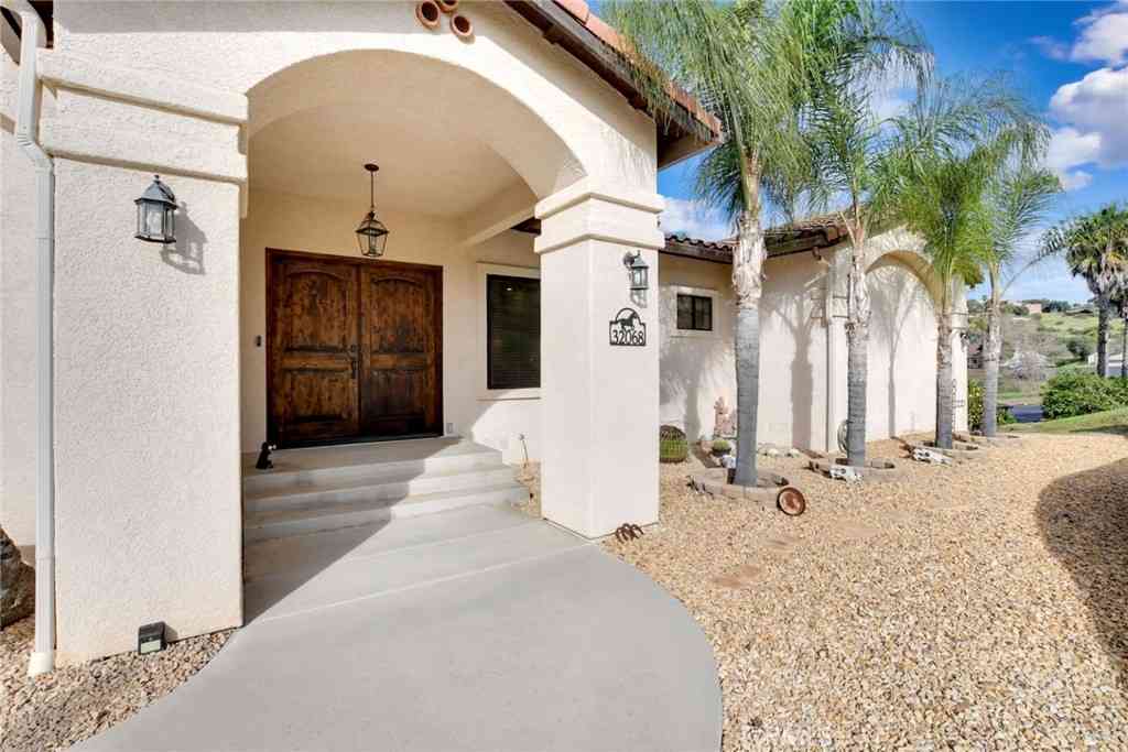 Homes For Sale - 32068 Anna Marie Lane<br/> Bonsall, CA 92003