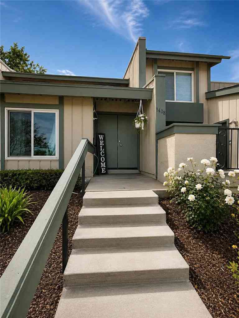 Townhouse For Sale - 1408 Via Del Rio<br/> Corona, CA 92882