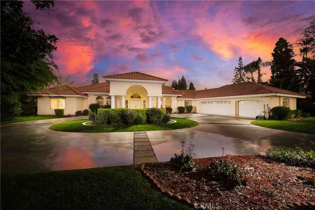Homes For Sale - 7301 Calle Sagrada<br/> Kern County, Bakersfield, CA 93309