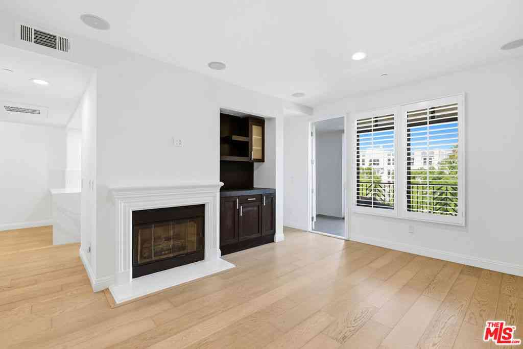 Condo For Sale - 5625 Crescent Parkway #301<br/> Playa Vista, CA 90094