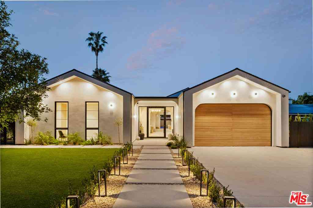 Homes For Sale - 22821 Collins Street<br/> Woodland Hills, CA 91367