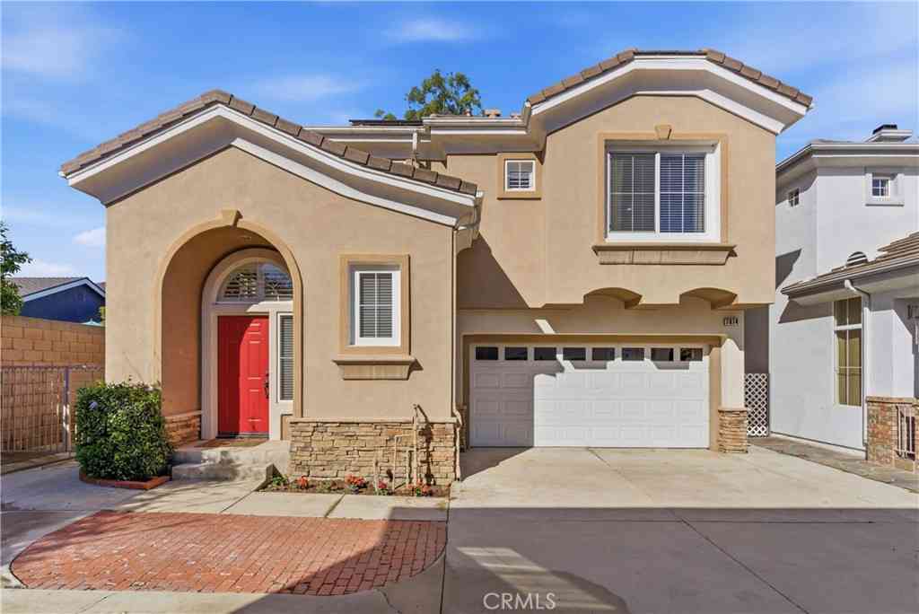 Homes For Sale - 7814 Orchid<br/> Huntington Beach, CA 92648
