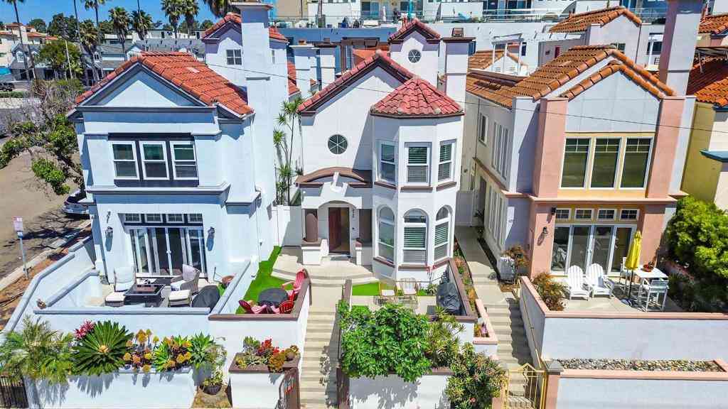 Homes For Sale - 424 N Tremont Street<br/> Oceanside, CA 92054