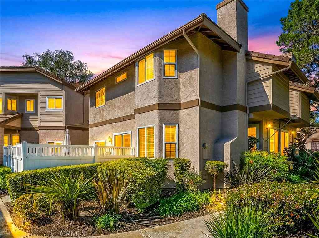 Condo For Sale - 24376 Larchmont Court<br/> Laguna Hills, CA 92653