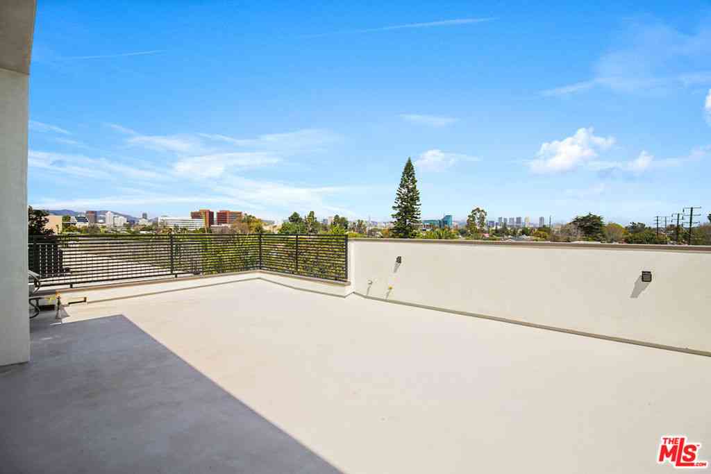 Townhouse For Rent - 2496 S Centinela Avenue #4<br/> Los Angeles, CA 90064