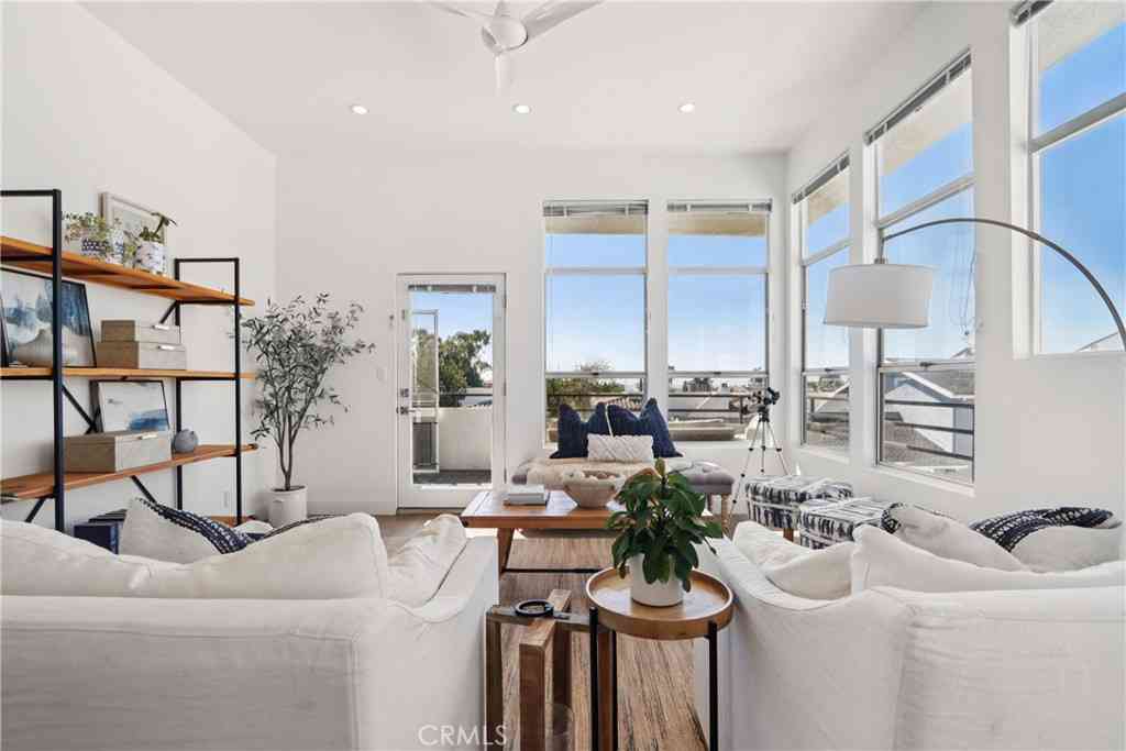 Townhouse For Sale - 647 1st Place<br/> Hermosa Beach, CA 90254