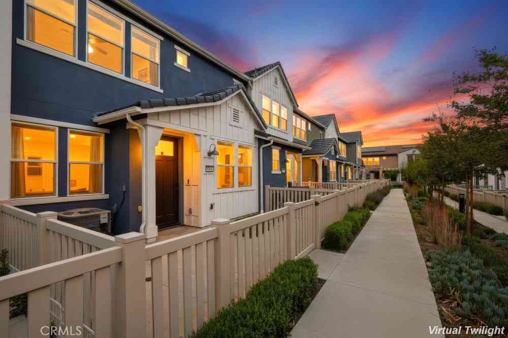 Townhouse For Sale - 3925 Lavine Way #103<br/> Corona, CA 92883