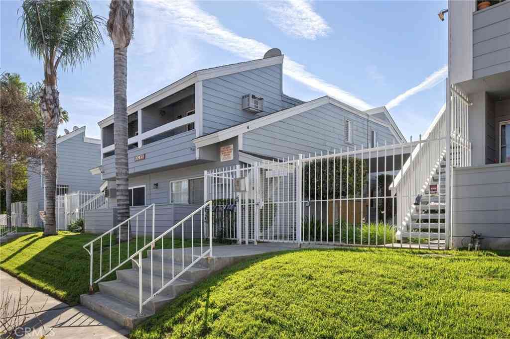 Condo For Sale - 20930 #115 Parthenia<br/> Canoga Park, CA 91304