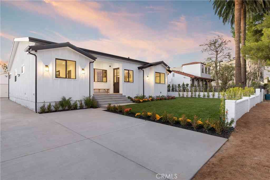 Homes For Sale - 5537 Sunnyslope Avenue<br/> Sherman Oaks, CA 91401