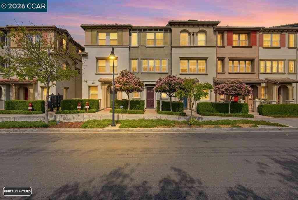 Townhouse For Sale - 252 Sullivan Way<br/> Hayward, CA 94541