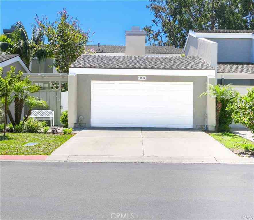Homes For Sale - 19742 Oceanaire Circle<br/> Huntington Beach, CA 92648