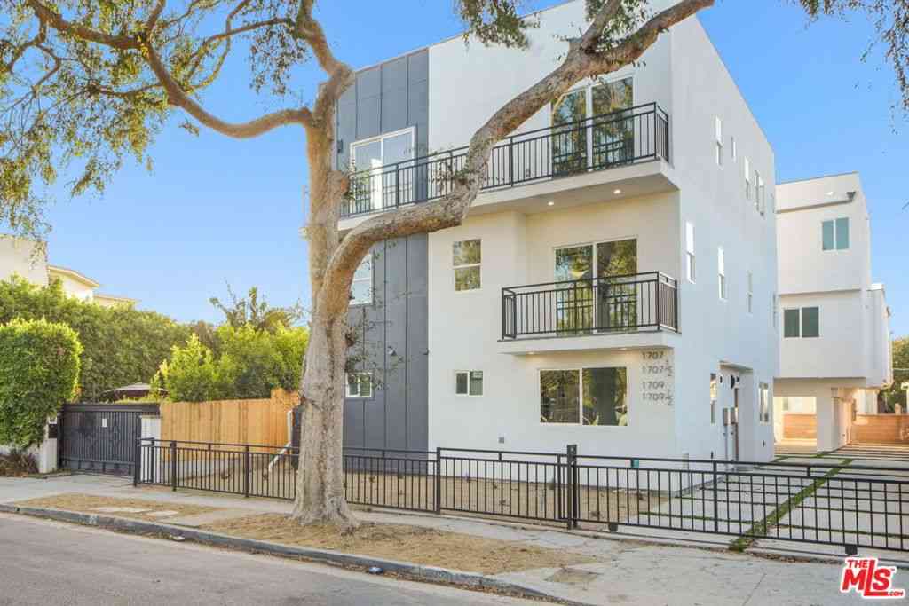 Homes For Sale - 1707 S Burnside Avenue<br/> Los Angeles, CA 90019
